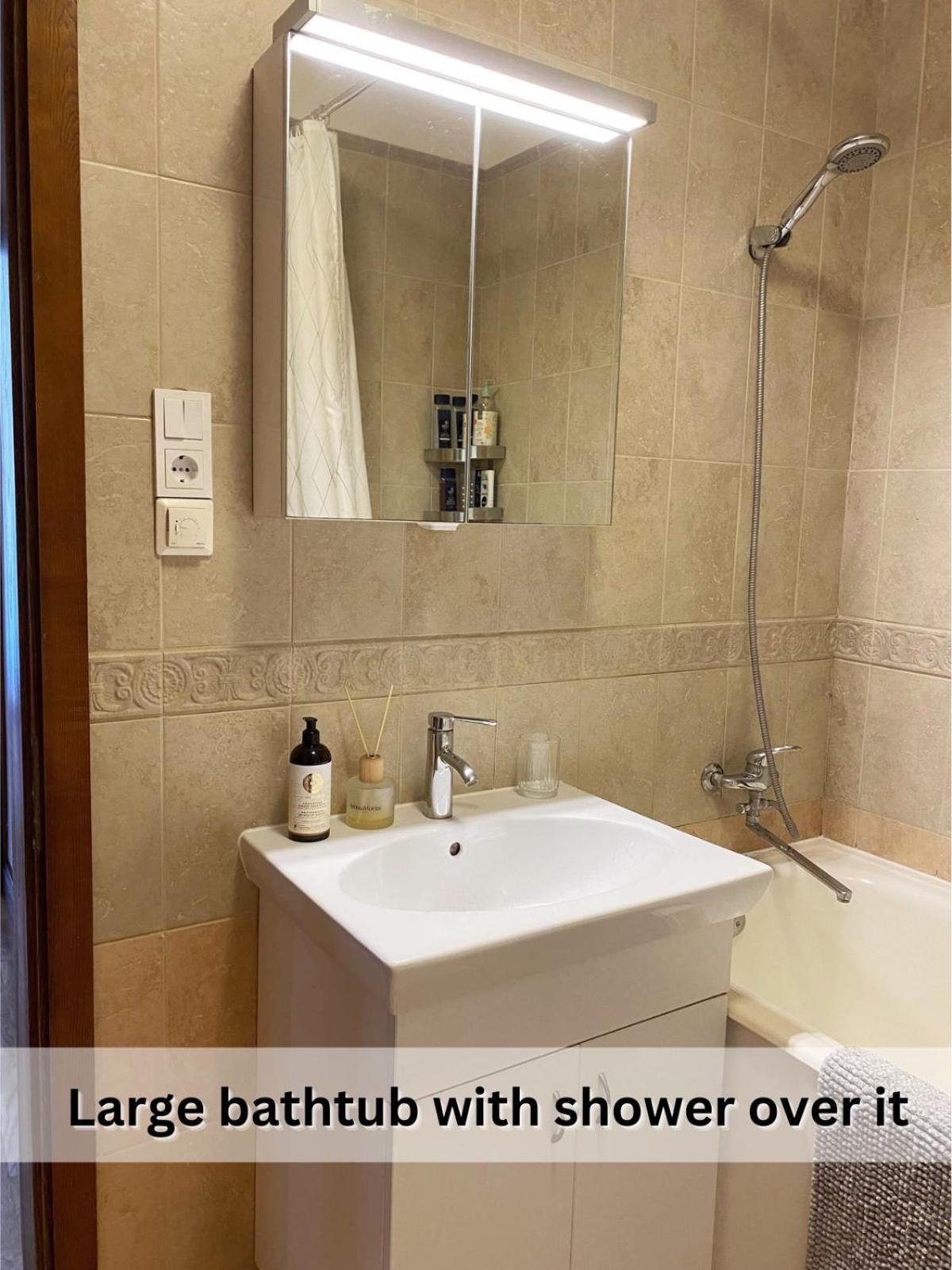 Spacious Old Town Apt, 3 Private Rooms, Sleeps 5-6 Kaunas Buitenkant foto